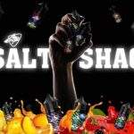 SALT SHAQ 鯊克尼煙油品牌主視覺,手握瓶身示意圖